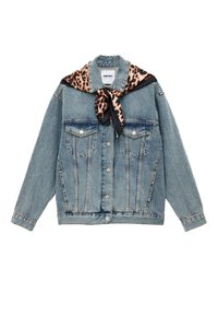 Chaqueta de mezclilla azul claro con un corte cropped, que cuenta con dos bolsillos en el pecho y una bufanda de seda con estampado de leopardo atada alrededor del cuello.