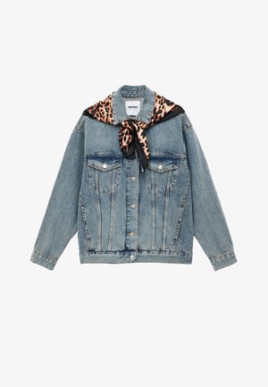 Lichtblauwe denimjas met een cropped snit, voorzien van twee borstzakken en een lederen sjaal met luipaardprint die om de kraag is geknoopt.