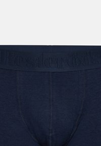 Marineblaue Herren-Boxerbriefs mit einem elastischen Bündchen, auf dem "Resteröds" gestickt ist. Glatte Textur, enganliegendes Design und ohne Muster.