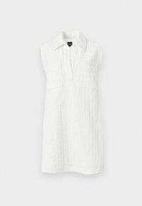 Αμάνικο λευκό φόρεμα με υφή, γιακά, βαθύ V-λαιμόκοψη και δύο μπροστινές τσέπες στο στήθος, παρουσιάζεται σε απλό φόντο.