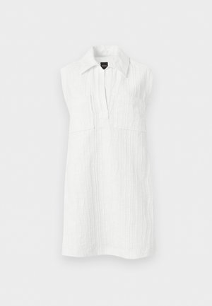 Vestido blanco sin mangas con textura, cuello, escote en V profundo y dos bolsillos delanteros en el pecho, exhibido contra un fondo liso.