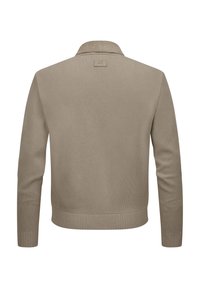 Beige gestrickter Pullover mit Kragen, gerippten Bündchen und Saum, mit einem rechteckigen Logosticker auf der Rückseite. Glatte Textur und figurbetonte Silhouette.