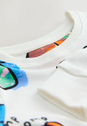 Fehér pamut crewneck pulóver színes absztrakt mintákkal bleu, zöld és narancs színben, bordázott nyakkal és varrott aljjal.