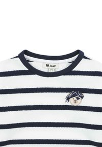 Gestreiftes Strickshirt in Weiß und Marineblau mit Rundhalsausschnitt und einem gestickten Bären in einem Piratenhut auf der linken Brust.
