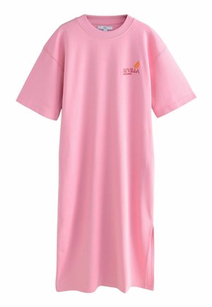 Robe t-shirt oversize rose à manches courtes avec un petit logo Sevilla Andalucía orange et rouge sur le haut gauche de la poitrine et une fente sur le côté.