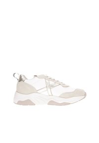 Sneaker bianca caratterizzata da una combinazione di pelle e suede in beige chiaro, con dettagli metallici e strisce riflettenti, punta tonda e suola spessa.