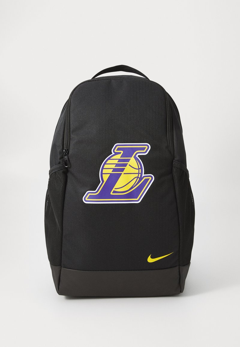 Zaino nero con una texture liscia, caratterizzato da un logo dei Los Angeles Lakers in viola e giallo e un piccolo swoosh Nike giallo nella parte inferiore.