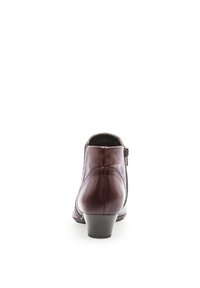 Bottine en cuir marron avec un petit talon, fermeture éclair sur le côté et détail de couture, présentant une surface lisse et un bout arrondi.