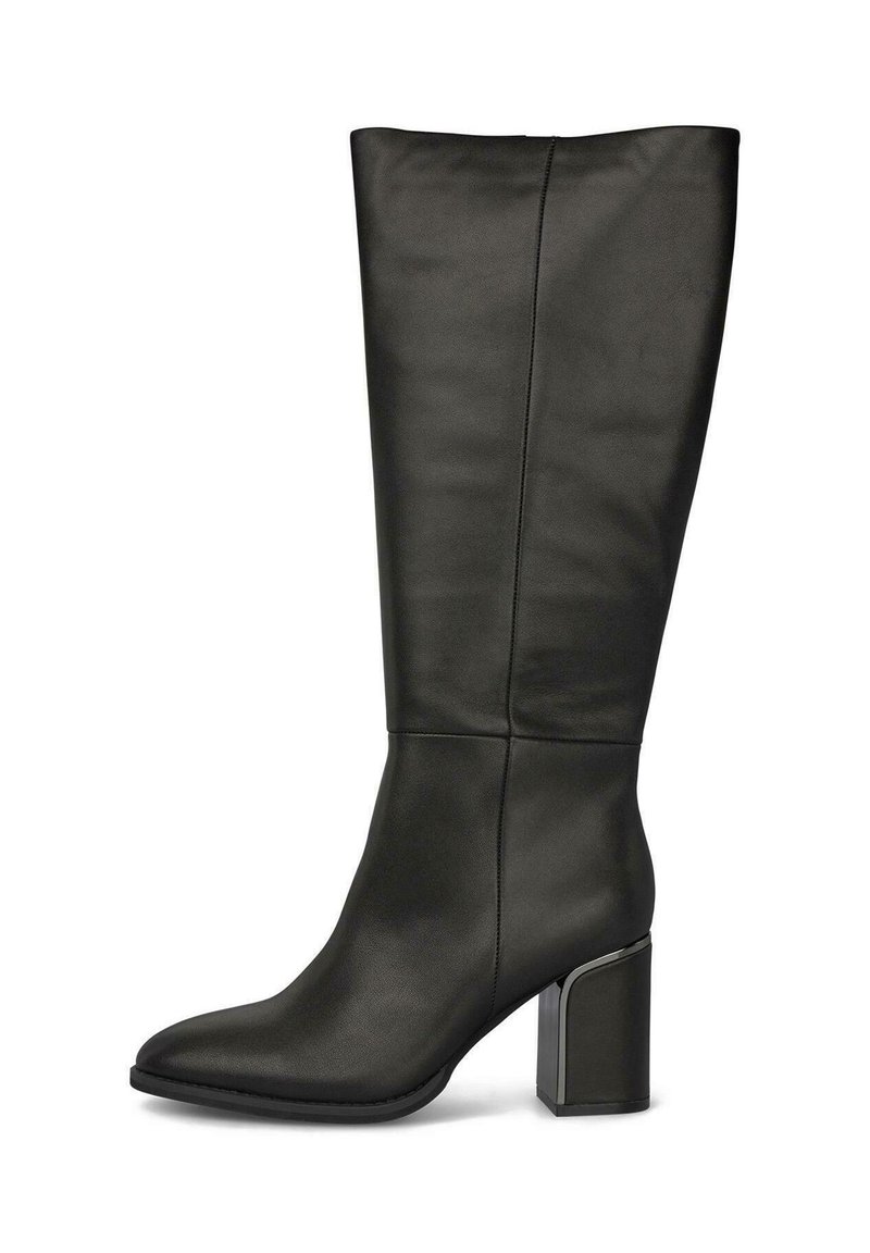Stivale in pelle nera al ginocchio con punta affusolata e tacco a blocco. Presenta una trama liscia e cuciture minime per un design elegante.