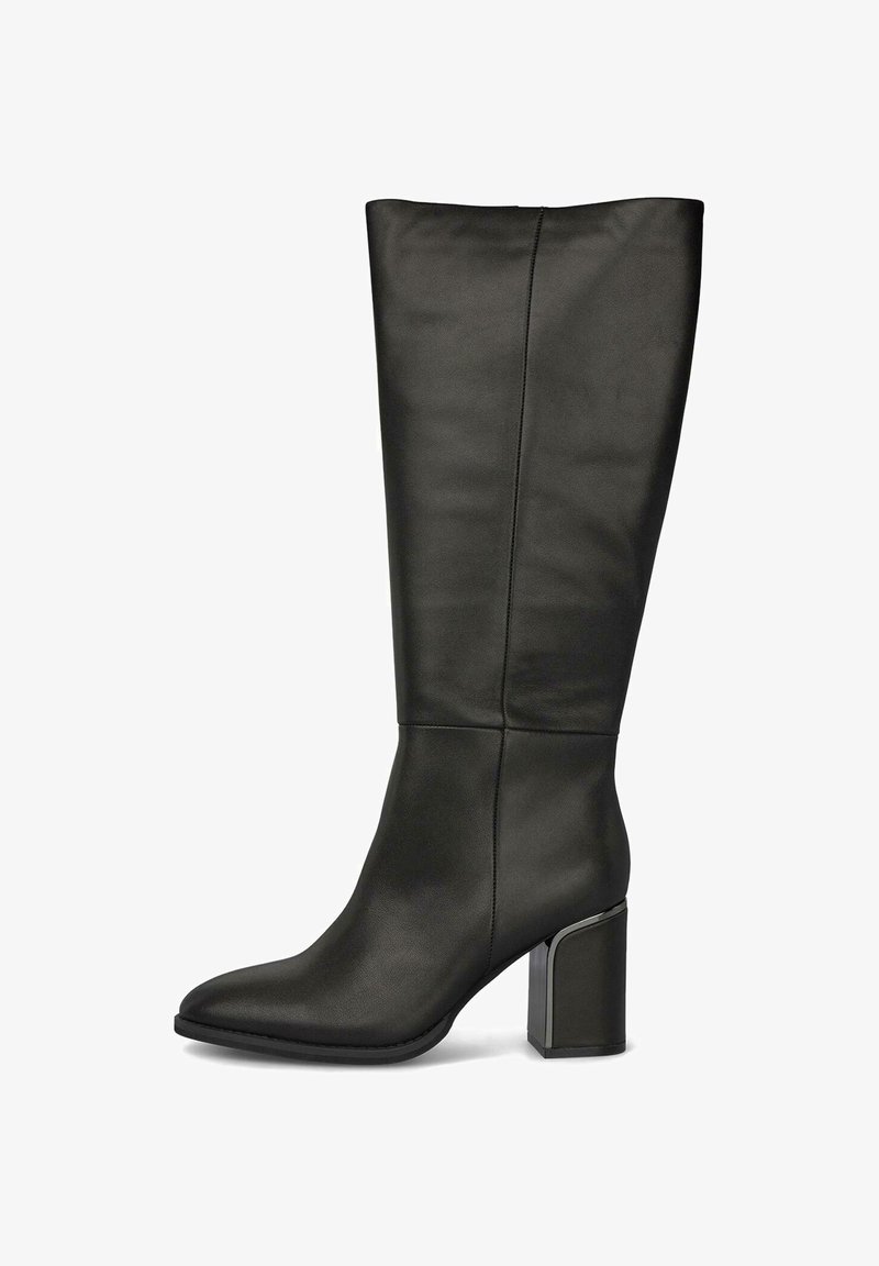 Stivale in pelle nera al ginocchio con punta affusolata e tacco a blocco. Presenta una trama liscia e cuciture minime per un design elegante.