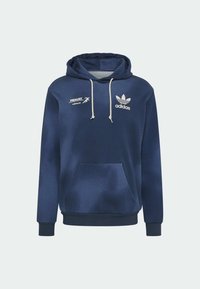 Modrá mikina s kapucí vyrobená z měkké tkaniny. Obsahuje přední klokaní kapsu, bílé šňůrky a dvě bílé tištěné loga.