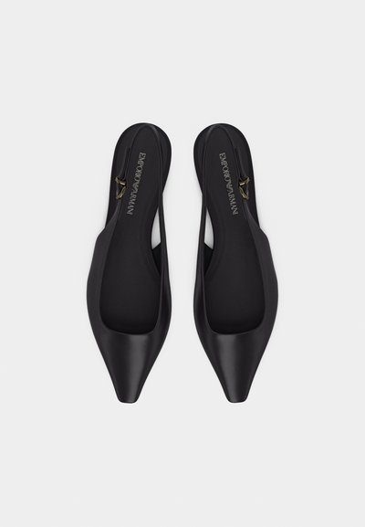 Ζευγάρι μαύρες μπαλαρίνες με μυτερή μύτη, λουράκι στην πλάτη και χρυσή αγκράφα, με το λογότυπο Emporio Armani στο εσωτερικό.