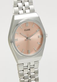 Orologio in acciaio inossidabile argentato con cassa esagonale, quadrante metallico rosa, indici delle ore argentati e bracciale collegato. Nome del marchio: Cluse.