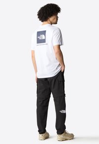 The North Face M SS BOX NSE TEE - Print T-shirt - tnf white summit navy