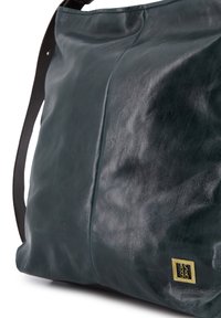 Grøn læder skuldertaske med en glat tekstur, en afslappet form og et guldmetallogo som accent. Har en sort justerbar rem.