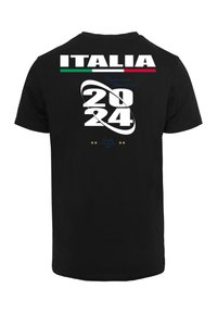 Juodas marškinėlių su užrašu "ITALIA" viršuje, dideliu baltu grafiku "2024" su apvaliu dizainu ir mėlynomis teksto detalėmis, pagaminti iš medvilnės.