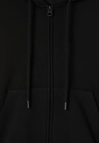 Czarna bluza z kapturem na zamek, wykonana z miękkiego materiału, z regulowanymi sznurkami i przednią kieszenią oraz gładkim detalem zamka.