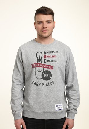 Grå sweatshirt med et bowlinggrafik og teksten "American Bowling Congress Champions 1961". Lavet af bomuldsmateriale; ribbede manchetter; logostik på sømmet.