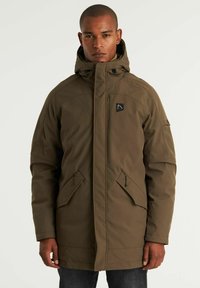 Khaki parka s vysokým golierom a nastaviteľnou kapucňou. Obsahuje zipsové vrecká a nášivku s logom na hrudi. Mäkka, štruktúrovaná tkanina.