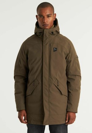 Khaki parka jakna z visokim ovratnikom in nastavljivo kapuco. Ima zadrgo na žepih in logotip na prsih. Mehka, teksturirana tkanina.