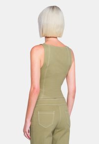 Olivgrünes Tanktop mit taillierter Passform, breiten Trägern und kontrastierenden weißen Nähten. Es besteht aus einem glatten, dehnbaren Stoff.