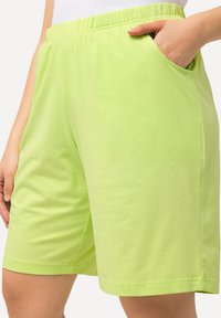 Ulla Popken BERMUDA  - Shorts - lime green