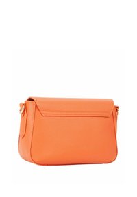 Sac à main en cuir orange avec une surface texturée, forme rectangulaire, fermeture à rabat et garniture en métal doré. Comprend une bandoulière détachable.