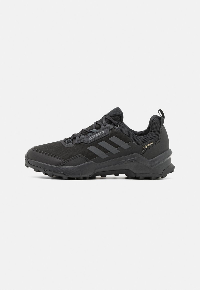 Schwarzer Outdoor-Schuh mit strukturiertem Obermaterial, gepolstertem Sohlen und strapazierfähiger Außensohle für Traktion. Akzente sind Logo-Streifen und das GORE-TEX-Label.