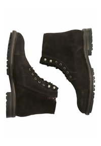 Botas de tobillo de ante marrón oscuro con ojales de metal, cremallera lateral y suela de goma robusta. El diseño cuenta con un acabado casual y texturizado.