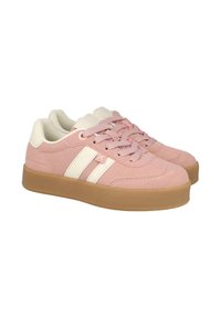 Zapatillas de ante rosa claro con rayas laterales blancas, lengüeta cremosa y suela de goma beige; cuenta con material texturizado y cierre de cordones.