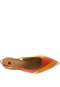 Chaussure slingback à bout pointu en cuir verni avec des rayures orange, jaune et crème, et des détails noirs. Présente un petit talon et des finitions en or.