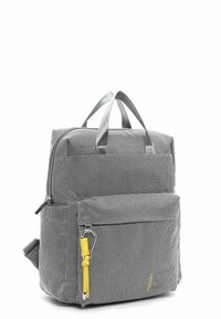 Grijze stoffen rugzak met twee handvatten, hoofdvak met ritssluiting, voorvak, geel accent sleutelhanger en gestructureerd oppervlak.