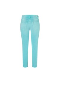 Jean slim bleu clair vu de dos avec deux poches et passants pour ceinture, sur fond blanc.
