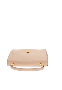 Borsa a tracolla in pelle beige con una texture liscia, forma rettangolare strutturata, chiusura dorata e una singola tracolla.
