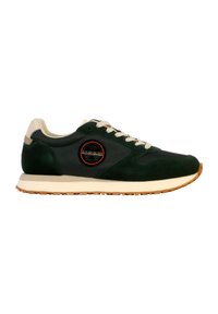 Zapatillas de ante verde y textil con cordones y suela intermedia beige, que presentan un logo circular con acentos en negro y naranja en el lado exterior.