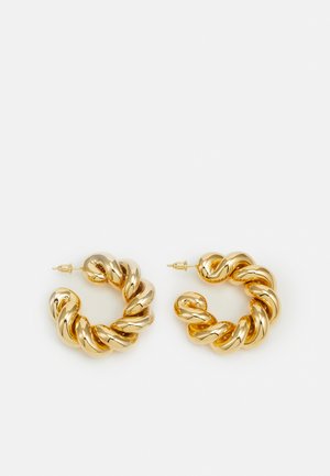 Guldtonede hoops med en snoet design, der har en blank finish og en lås, så de sidder sikkert.