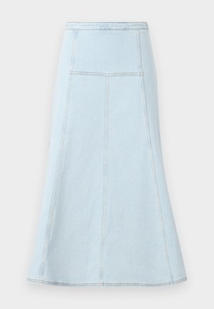 Falda de mezclilla azul claro en forma de A con cintura alta, que cuenta con detalles de costura vertical y un dobladillo acampanado para mayor movimiento.