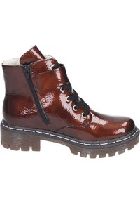 Bottines en cuir verni marron avec lacets noirs, fermeture éclair latérale, surpiqûres blanches et semelle en caoutchouc épaisse. Fini texturé, design moderne.