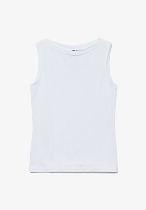 Ujjatlan fehér pamut felső széles kerek nyakkivágással és egyenes szegéllyel, fehér háttéren elterítve.