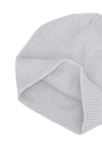 Berretto a maglia grigio chiaro con una texture morbida, dotato di un risvolto a coste e un design morbido, adatto per un look casual.