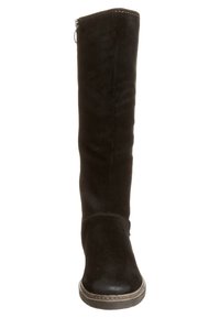 Bottes en suède noir, hautes, avec une fermeture éclair sur le côté, bout rond et un subtil accent cousu au niveau de la cheville. Texture lisse et semelle plate.