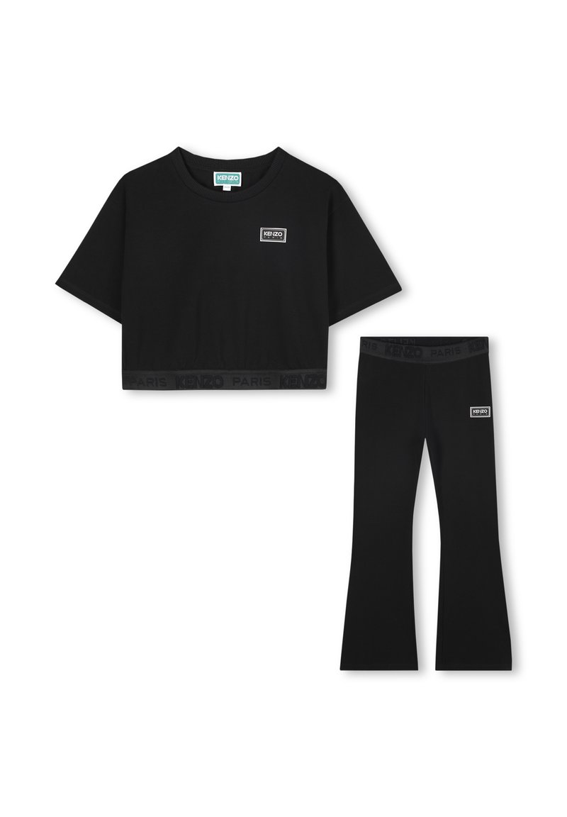 Set di t-shirt nera corta e leggings svasati. Realizzato in materiale morbido; presenta toppe con logo e cinturini elastici con dettagli di branding.