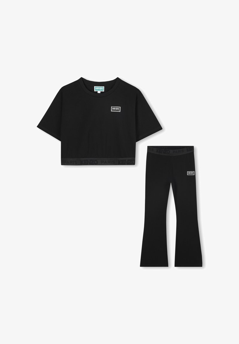 Set di t-shirt nera corta e leggings svasati. Realizzato in materiale morbido; presenta toppe con logo e cinturini elastici con dettagli di branding.