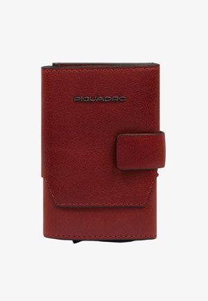 Cartera compacta de cuero rojo con cierre de botón a presión y logo "Piquadro" en el frente, con costuras detalladas y acabado texturizado.