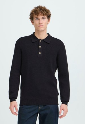 Crna pletena polo majica s dugim rukavima i ovratnikom, s četiri smeđa gumba te rebrastim manžetama i rubom.