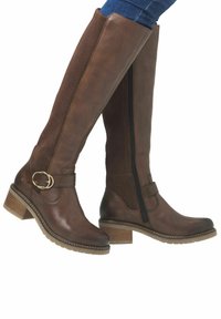 Stivali al ginocchio in pelle marrone con pannello laterale elastico, zip laterale e tacco basso impilato. Presenta un accento con fibbia circolare dorata.