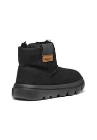 Botines de ante negro con cuello de pelo sintético, lengüeta acolchada y etiqueta de cuero marrón. Suela de goma con banda de rodadura texturizada y acolchada para mayor tracción.