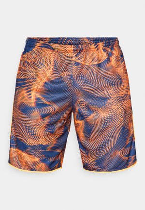 Multikleurige zwembroek in blauw en oranje, met een zwirlend patroon. Gemaakt van lichtgewicht stof met een elastische tailleband en gele accenten.