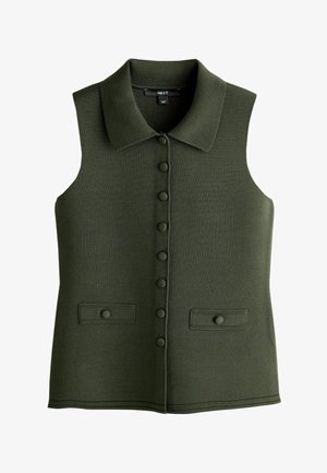 Bosgroene mouwloze vest met kraag, voorzien van een knoopsluiting aan de voorkant en twee kleine voorzakken met vergelijkbare knoopdetails.