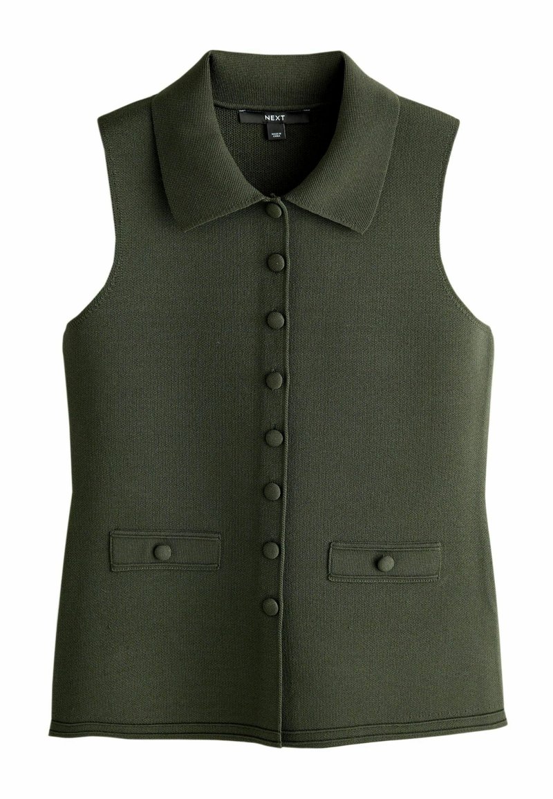 Skovgrøn ærmeløs vest med krave, der har knaplukning foran og to små forlommer med lignende knapdetaljer.